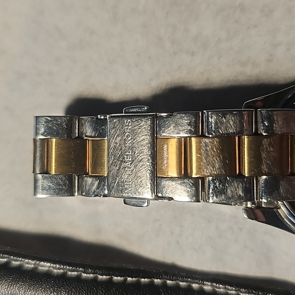 Micheal Kors and Relic Wristwatch Bundle. - Picture 2 of 8